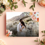 Cartão Postal De Anúncio Primavera Peach Floral Wedding Salvar a Foto de Da<br><div class="desc">Um elegante casamento fotográfico salve os cartões de anúncio perfeito para o tema do casamento da primavera. Apresenta intrincados arranjos florais e botânicos de aquarelas, de cor branca e rosa. Também tem dois monogramas nas costas e um site de casamento para você personalizar. ( Colocar Foto cortesia de Priscilla em...</div>