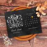 Cartão Postal De Anúncio Quadro de Coração Dourado do Calendário Salvar a D<br><div class="desc">Este livro para salvar a data card apresenta um calendário e um bonito coração de amor dourado destacando sua data especial em um fundo de quadro. O inverso tem os detalhes adicionais da data, incluindo o site do casamento, com seu endereço de retorno e espaço para o endereço do destinatário....</div>