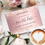 Cartão Postal De Anúncio Quinceañera esfrega faíscas rosa salvam a data<br><div class="desc">A Save the Date for a Quinceañera,  15 festa de aniversário. Um fundo metálico cor-de-rosa pincelado decorado com rosa dourado falso poeira brilhante. Personalize e adicione uma data e nome/idade. O texto: Salvar a Data é gravado com um script de estilo com letra de tendência grande com alternâncias.</div>