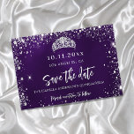 Cartão Postal De Anúncio Quinceanera roxo tiara salve a data<br><div class="desc">Uma glamourosa Salve o cartão de data para uma Quinceañera,  15 festa de aniversário. Um fundo púrpura incolor. Decorado com faíscas de brilho prateado e uma tiara. O texto: Salvar a Data é gravado com um script de estilo com letra de tendência grande.</div>