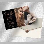 Cartão Postal De Anúncio Rosa Elegante Dourado a preto | Data de salvamento<br><div class="desc">Esta foto ultra moderna e em tendência salve a data do cartão postal apresenta uma mistura de textos manuscritos em rosa dourados, de tendências, e texto de serifa de laboratório em um fundo preto. Um anúncio elegante e simples para o seu próximo casamento! Você pode adicionar uma foto à frente,...</div>