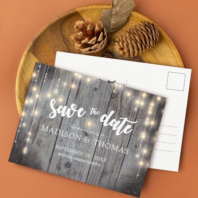 Cartão Postal De Anúncio Rustic Lights Wood Casamento Salvar A Data (Rustic Lights Wood Wedding Save The Date Announcement Postcard)