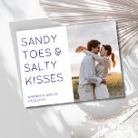 Cartão Postal De Anúncio Sandy Toes Photo Beach Casamento Salve a Data<br><div class="desc">Convide amigos e familiares para reservarem sua data de casamento na praia com o design de fotos "Sandy toes & Salty Kisses" para salvar os cartões postais. Personalize com sua foto na frente e adicione detalhes à parte traseira da placa.</div>