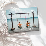Cartão Postal De Anúncio Sandy Toes Salty Kisses Casamento Salve a Data<br><div class="desc">Reúna seus entes queridos para uma celebração à beira-mar com nossa barato "Sandy Toes & Salty Kisses" foto que salva o cartão-postal da data. Personalize a frente com seu instantâneo de praia favorito e adicione todos os detalhes importantes na parte de trás. É a maneira perfeita de convidar convidados para...</div>