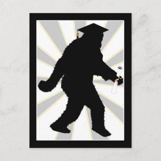 Cartão Postal De Anúncio Sasquatch de gradação com Boné de Formando