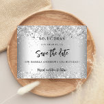 Cartão Postal De Anúncio script de brilho prateado da festa de aniversário<br><div class="desc">Uma elegante placa Save the Date para uma festa de aniversário 40th (ou qualquer idade). Um fundo moderno,  de aspecto prateado,  decorado com faxes brilhantes. Personalize e adicione uma data e nome/idade 40. O texto: Salvar a Data é gravado com um script de estilo com letra de tendência grande.</div>