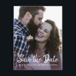 Cartão Postal De Anúncio Script Elegante Salvar a Foto do Noivado de Data<br><div class="desc">Este chic salva a data do cartão-postal com a elegante escrita e a tipografia moderna. Você pode personalizar facilmente este cartão de data com seus próximos detalhes de casamento e sua foto de noivado. A foto se transforma em uma cor roxa de burgundy. Se precisar de ajuda ou itens correspondentes,...</div>