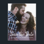 Cartão Postal De Anúncio Script Elegante Salvar a Foto do Noivado de Data<br><div class="desc">Este chic salva a data do cartão-postal com a elegante escrita e a tipografia moderna. Você pode personalizar facilmente este cartão de data com seus próximos detalhes de casamento e sua foto de noivado. A foto se transforma em uma cor roxa de burgundy. Se precisar de ajuda ou itens correspondentes,...</div>