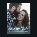 Cartão Postal De Anúncio Script Elegante Salvar a Foto do Noivado de Data<br><div class="desc">Este chic salva a data do cartão-postal com a elegante escrita e a tipografia moderna. A foto desaparece em um fundo esmeraldo profundo. Você pode personalizar facilmente este cartão de data com seus próximos detalhes de casamento e sua foto de noivado. Se precisar de ajuda ou itens correspondentes, entre em...</div>