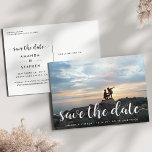 Cartão Postal De Anúncio Script Fancioso | Data de salvamento da foto<br><div class="desc">Um casamento moderno salve o cartão postal de data projetado para acomodar sua foto favorita de noivado de sangramento horizontal ou paisagístico. "Salvar a data" aparece como uma sobreposição de texto branco no script de caligrafia manual. Personalize com seus nomes, data do casamento e local do casamento. Cartões postais inversos...</div>