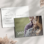 Cartão Postal De Anúncio Script manuscrito | Data de salvamento da foto<br><div class="desc">Um cartaz moderno para salvar a data projetado para acomodar sua foto favorita de noivado de sangramento horizontal ou orientada a paisagem. "Salve a data" aparece perto do fundo da sua foto em letras escritas à mão brancas, com seus nomes, data de casamento e local do casamento embaixo. Cartões postais...</div>