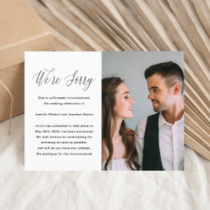 Cartão Postal De Anúncio Simples Aviso de Adiamento de Casamento em Preto e