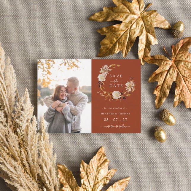 Cartão Postal De Anúncio Terracotta Fall Wreath Foto Para Salvar A Data (Terracotta Fall Wreath Wedding Photo Save The Date Announcement Postcard by Painted Paperie
)