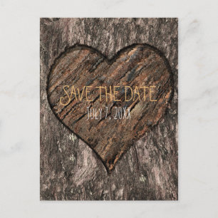 Cartão Postal De Anúncio Toco de Árvore com Coração Talhado Salvar a Data R