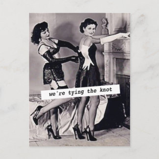 Cartão Postal De Anúncio Vintage Save the Date (Duas Mulheres) "Tying the K