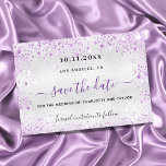 Cartão Postal De Anúncio Violeta prateada casada brilha elegante salvar a d<br><div class="desc">Um fundo moderno,  falso,  com aspecto prateado,  decorado com brilho púrpura,  faíscas e um vestido. Personalize e adicione uma data e nomes. O texto: Salvar a Data é gravado com um script de estilo com letra de tendência grande.</div>