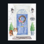 Cartão postal de aviso de mudança de Shetland Shee<br><div class="desc">Anuncie seu novo discurso com nosso anúncio de na moda com um Shetland Sheepdog,  porta azul,  tapete de boas-vindas,  tabuleiro,  topiários e uma coroa floral em um fundo de tijolo de cinza.</div>