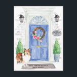 Cartão postal de aviso de mudança de Shetland Shee<br><div class="desc">Anuncie seu novo discurso com nosso anúncio de na moda com um Shetland Sheepdog,  porta azul,  tapete de boas-vindas,  tabuleiro,  topiários e uma coroa floral em um fundo de tijolo de cinza.</div>