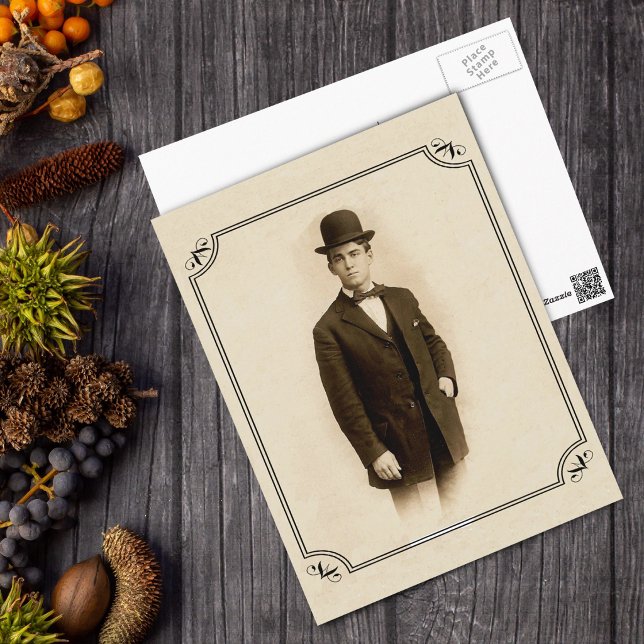 Cartão postal de cavalheiro vitoriano (Black White photo of Victorian era man in suitcoat and hat in ornate frame on tan postcard.)