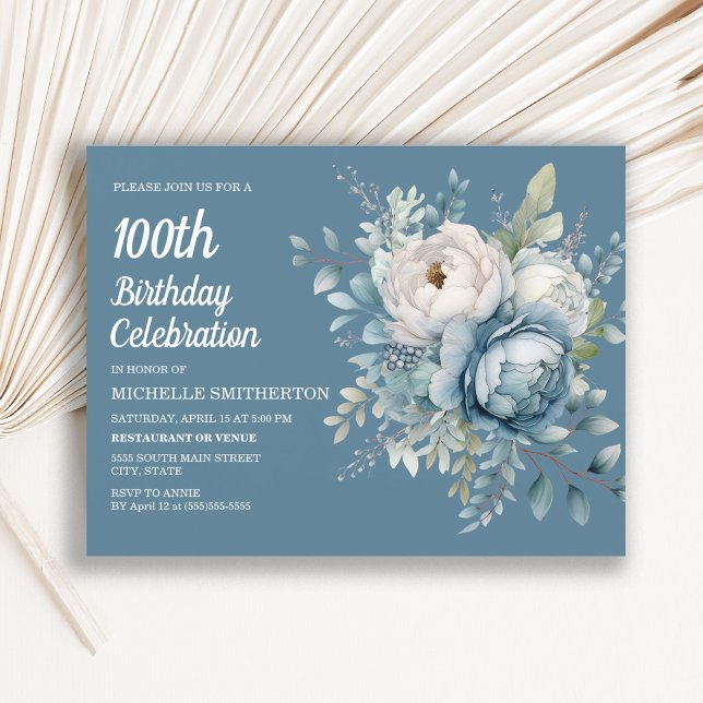 Cartão Postal De Convite 100º Aniversário da Mulher Azul-Branco Elegante (Elegant blue and white floral on blue 100th birthday party invitation)