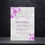 Cartão Postal De Convite Aniversário das flores violentas de prata rosa<br><div class="desc">Um fundo falso,  de aspecto prateado,  com faíscas prateadas falsas e flores cor-de-rosa e violeta. Personalize e adicione um nome e detalhes da parte.</div>