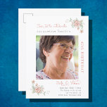 Cartão Postal De Convite Aniversário Foto Floral<br><div class="desc">Um convite de aniversário moderno e minimalista. Nossa coleção de designs elegantes de aniversário significa que você pode garantir a RSVP. Os toques florais cor-de-rosa macio são sutis para deixar a radiância da sua fotografia brilhar.</div>