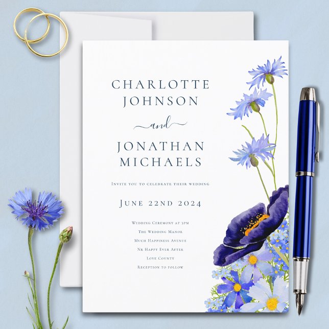 Cartão Postal De Convite Azul Floral de Flor Elegante (Modern wildflower blue floral budget wedding invitation postcard )