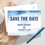 Cartão Postal De Convite Bar Mitzvah Salvar Data Marinho Tipografia Azul Fo<br><div class="desc">Certifique-se de que todos os seus amigos e parentes serão capazes de celebrar o marco Bar do seu filho Mitzvah! Enviar este cartão postal de anúncio legal, exclusivo, moderno e personalizado "Salvar a Data". Traços de pincel de folha azul-clara metálico, juntamente com tipografia azul-marinho e estrela de David, sobrepõem um...</div>