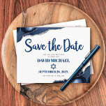 Cartão Postal De Convite Bar Mitzvah Salve a Data Marinho Script Azul Agate<br><div class="desc">Certifique-se de que todos os seus amigos e parentes serão capazes de celebrar o marco Bar do seu filho Mitzvah! Enviar este cartão postal de anúncio legal, exclusivo, moderno e personalizado "Salvar a Data". A tipografia da escrita azul marinho e Estrela de David sobrepõem um fundo branco simples com rochas...</div>