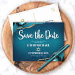 Cartão Postal De Convite Bar Mitzvah Salve o Script de Agitação do Teal Omb<br><div class="desc">Certifique-se de que todos os seus amigos e parentes serão capazes de celebrar o marco Bar do seu filho Mitzvah! Enviar este cartão postal de anúncio legal, exclusivo, moderno e personalizado "Salvar a Data". A tipografia da escrita branca e a estrela dourada falsa de David sobrepõem um fundo azul-azul-turquesa profundo...</div>