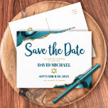 Cartão Postal De Convite Bar Mitzvah Salve o Script de Agitação Turquesa de<br><div class="desc">Certifique-se de que todos os seus amigos e parentes serão capazes de celebrar o marco Bar do seu filho Mitzvah! Enviar este cartão postal de anúncio legal, exclusivo, moderno e personalizado "Salvar a Data". A tipografia do roteiro azul-escuro e a estrela dourada-falsa de David sobrepõem um fundo branco simples e...</div>