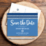 Cartão Postal De Convite Bar Mitzvah Save Date Blue Silver Tallive Script<br><div class="desc">Certifique-se de que todos os seus amigos e parentes serão capazes de celebrar o marco Bar do seu filho Mitzvah! Enviar este cartão postal de anúncio legal, exclusivo, moderno e personalizado "Salvar a Data". A tipografia de escrita branca, a estrela de David e um talude listrado azul e marinho e...</div>