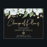 Cartão Postal De Convite Bat Mitzvah Black Dourado Script Floral Watercolor<br><div class="desc">Certifique-se de que todos os seus amigos e parentes ainda serão capazes de celebrar o marco da sua filha Bat Mitzvah, independentemente das atuais circunstâncias imprevistas globais. Enviar este cartão postal personalizado "Mudança de Planos". Uma aquarela floral chica, atordoante, branca e dourada com falso guião de folha de ouro e...</div>