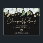 Cartão Postal De Convite Bat Mitzvah Black Dourado Script Floral Watercolor<br><div class="desc">Certifique-se de que todos os seus amigos e parentes ainda serão capazes de celebrar o marco da sua filha Bat Mitzvah, independentemente das atuais circunstâncias imprevistas globais. Enviar este cartão postal personalizado "Mudança de Planos". Uma aquarela floral chica, atordoante, branca e dourada com falso guião de folha de ouro e...</div>