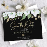 Cartão Postal De Convite Bat Mitzvah Black Dourado Script Watercolor Floral<br><div class="desc">Certifique-se de que todos os seus amigos e parentes serão capazes de celebrar o marco da sua filha Bat Mitzvah! Enviar este cartão postal personalizado "Salvar a Data". Uma aquarela floral chica, atordoante, branca e dourada com falso guião de folha de ouro e serifa branca sobrepõe-se a um fundo preto...</div>