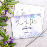 Cartão Postal De Convite Bat Mitzvah Guarda a Data Prateada Púrpura Aquarel<br><div class="desc">Certifique-se de que todos os seus amigos e parentes serão capazes de celebrar o marco da sua filha Bat Mitzvah! Envie esta incrível, moderna, brilhante folha de papel e pontos brilhantes prateados e script manuscrito contra um fundo de aquarela púrpura, personalizado cartão postal de anúncio "Salvar a Data". Personalize o...</div>
