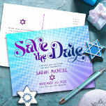 Cartão Postal De Convite Bat Mitzvah Guarda a data Trombose Azul Roxo<br><div class="desc">Certifique-se de que todos os seus amigos e parentes serão capazes de celebrar o marco da sua filha Bat Mitzvah! Enviar este cartão postal de anúncio "Salvar a Data" personalizado, retrato de boho. Típica divertida, moderna, arrojada, roxa e azul marinho com a tipografia sans serif moderna sobrepõe-se a um fundo...</div>