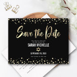 Cartão Postal De Convite Bat Mitzvah Salva a Data do Dourado Script Preto M<br><div class="desc">Certifique-se de que todos os seus amigos e parentes serão capazes de celebrar o marco da sua filha Bat Mitzvah! Envie este cartão-postal de anúncio estonteante, moderno, "Salve a Data". Escrita gráfica de caligrafia de folha de ouro, Estrela de David, e confetti, sobrepõem um fundo preto, rico e dramático. Personalize...</div>