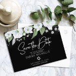 Cartão Postal De Convite Bat Mitzvah Salvar Data Floral Black Silver Script<br><div class="desc">Certifique-se de que todos os seus amigos e parentes serão capazes de celebrar o marco da sua filha Bat Mitzvah! Enviar este cartão postal personalizado "Salvar a Data". Uma aquarela floral glitter, branca e falso prateada, falso, tipografia de escrita de caligrafia prateada e serifa branca sobrepõem-se a um fundo preto...</div>