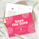 Cartão Postal De Convite Bat Rosa Quente Mitzvah Salve a Data que Starburst<br><div class="desc">Certifique-se de que todos os seus amigos e parentes serão capazes de celebrar o marco da sua filha Bat Mitzvah! Enviar este cartão postal personalizado de anúncio "Salvar a Data", "Boho Retro". Estrelas de flores cor-de-rosa brancas e esbranquiçadas com Estrelas de David, assim como uma ousada tipografia serif rosa-pincel e...</div>