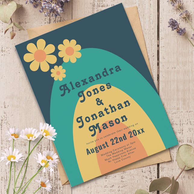 Cartão Postal De Convite Casamento de Arca de Daisy Retro Modern (Retro daisy arch 70s vintage wedding invitation groovy typography blue green yellow orange)
