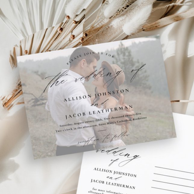 Cartão Postal De Convite Casamento de Foto com Letra Elegante  (Modern handwritten script photo wedding invitation postcard.)