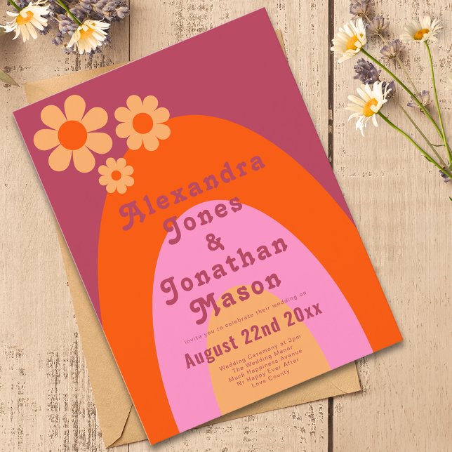 Cartão Postal De Convite Casamento de Groovy dos anos 70 da Retro Moderno (Modern retro daisy arch groovy typography orange pink budget wedding invitation postcard)
