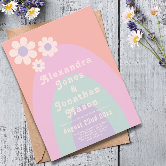 Cartão Postal De Convite Casamento de Pastel com Retro Moderno dos anos 70 (Modern retro daisy arch pastel groovy typography budget wedding invitation postcard peach pink )