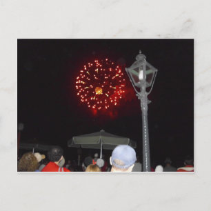 Cartão Postal De Convite Celebração do Red Fireworks com Imagem Lamppost