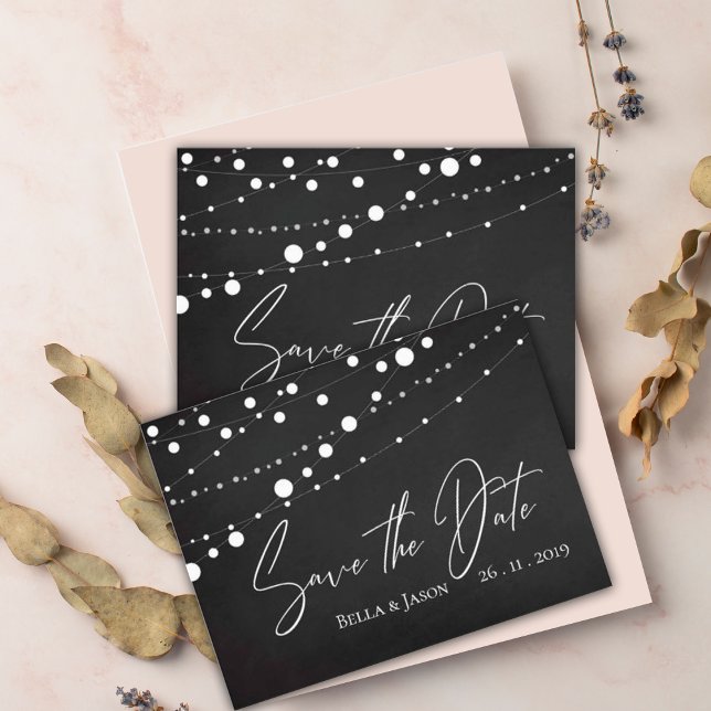 Cartão Postal De Convite Chalkboard String Lights Casamento Salvar A Data (Chalkboard String Lights Wedding Save The Date Invitation Postcard)