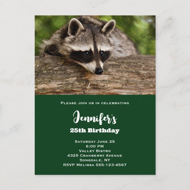 Cartão Postal De Convite Cute Raccoon Descansa em um Log Aniversário (Frente)