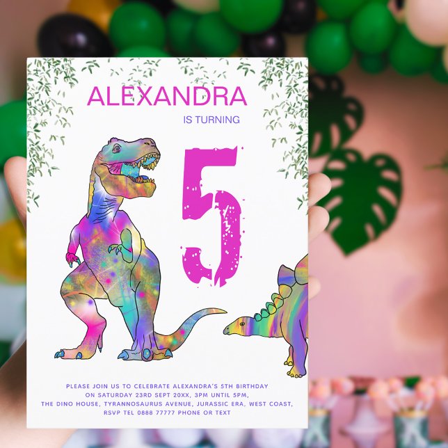 Cartão Postal De Convite Dinossaur Girls 5 Festa de aniversário orçamento (Dinosaur pink birthday party invitation postcard with colorful T-rex stegosaurus and jungle foliage)