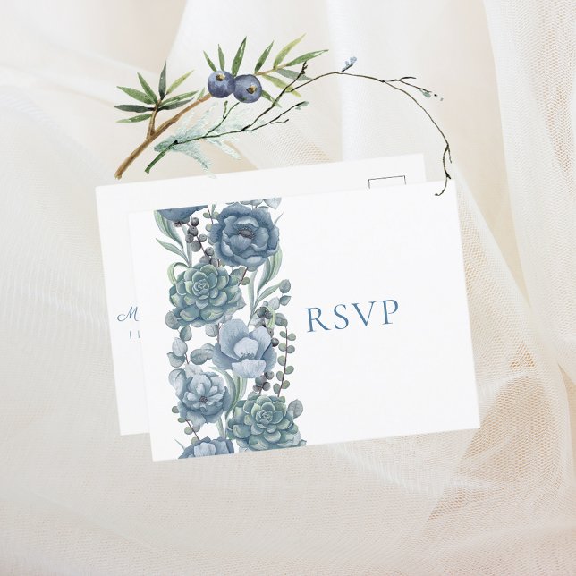 Cartão Postal De Convite Dusty Blue Floral Succulents Casamento RSVP (Criador carregado)