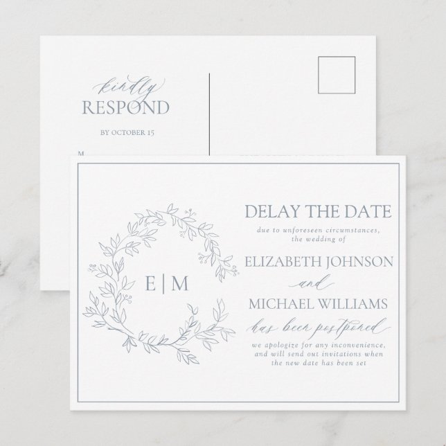 Cartão Postal De Convite Dusty Blue Leafy Crest Monograma Atraso na Data (Frente/Verso)